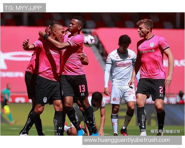 基多主帅坦言帕尔梅拉斯球场如同学校操场球队在对抗中遭遇全面压制